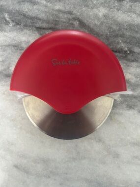Sur la table pizza cutter